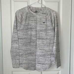 Hollister men’s curved hem tee size Small long sleeve. In good condition